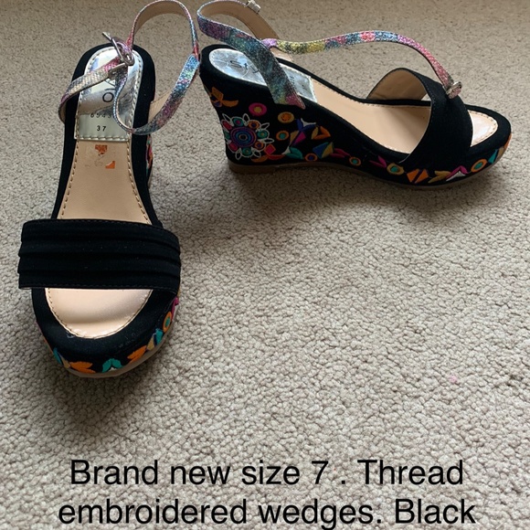 Women size 7 embroidery shoes - Picture 2 of 2